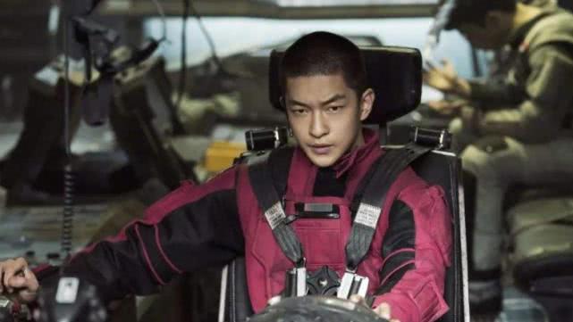 《流量地球》男星恋上《爱情公寓》女主,拥抱,拉胳膊算实锤吗?