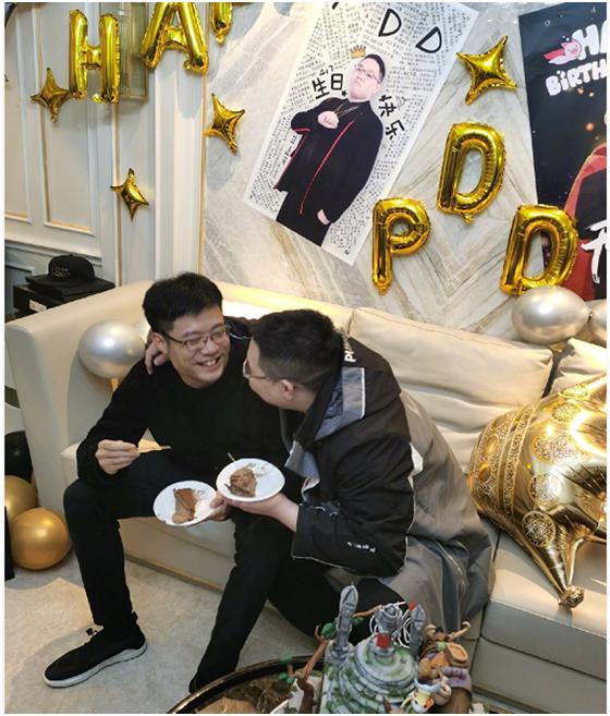 pdd生日不仅邀请大司马,那个男人也到场了!观众:真的重情重义_卢本伟