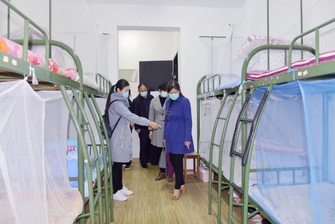 市县相关部门领导到肥东一中指导高二高一学生返校准备工作!