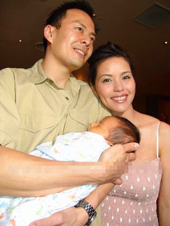 然而,郑惠玉在27岁的时候,还没有走红的时候,她就嫁人了,嫁给了空军