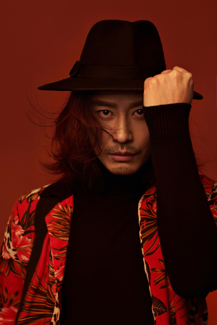 程枫红衬衫写真大片曝光 炙热眼神释放桀骜之感