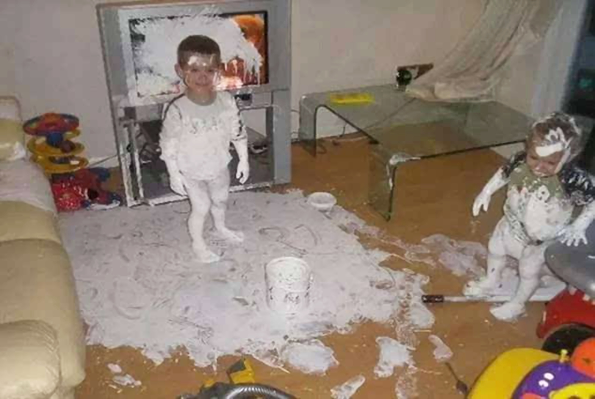 5岁萌娃拆家,愣是把一个人"拆"成了一支部队,妈妈表示太头疼_孩子