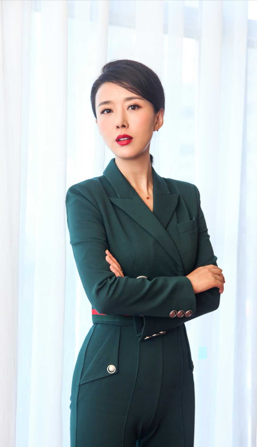 原创颜丹晨太敢穿了穿绿色连体裤干练潇洒展现出自己的成熟魅力