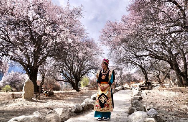 穿上美丽的工布藏族服饰，人在彩门村里轻步漫游
