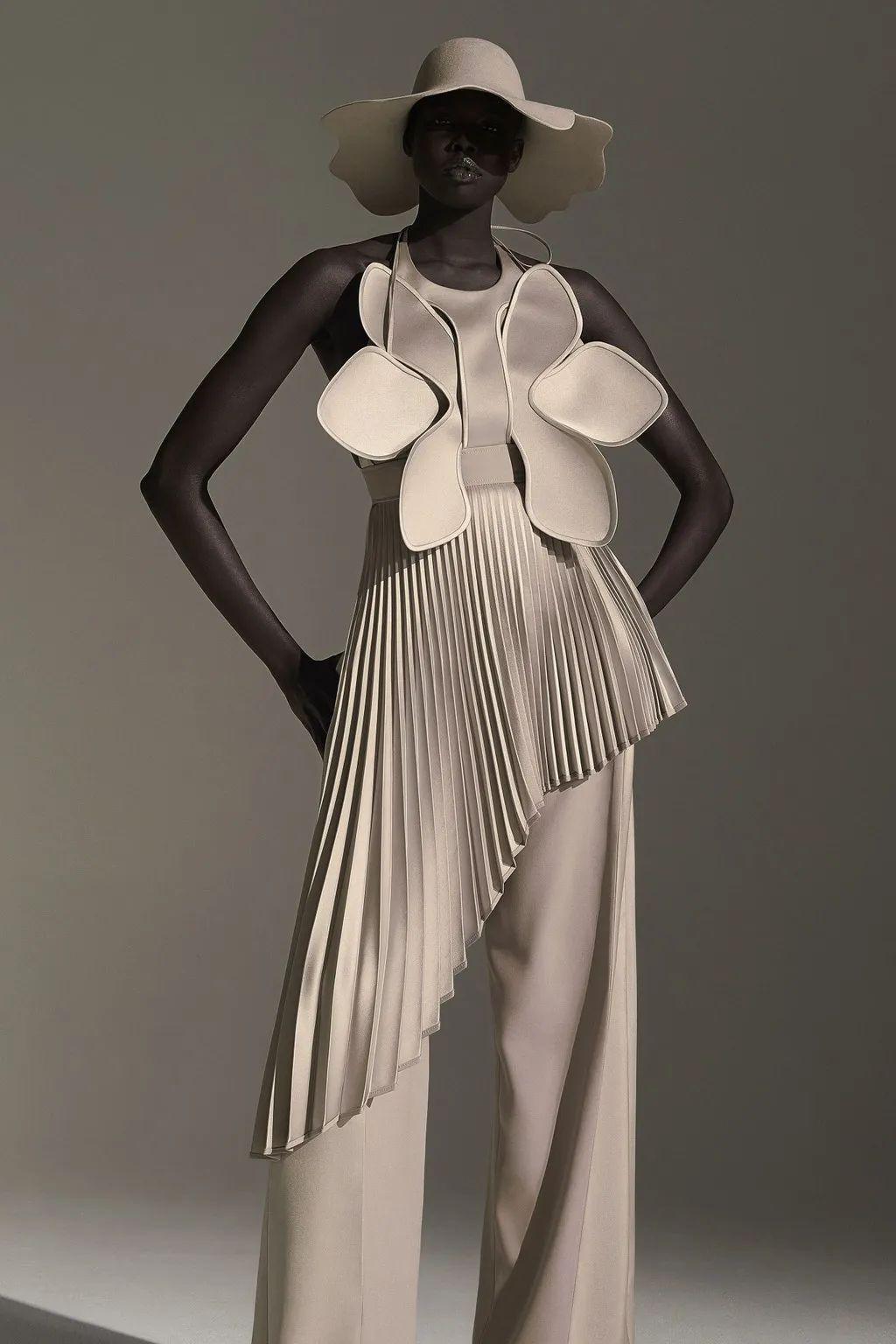 的花花花花仙子立体廓形,美到心颤的大波浪设计与未来主义创新面料!