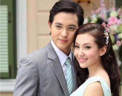 与punch搭档出演《极爱》,punch比jamesji大9岁.