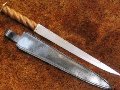 能从层层铠甲里攻击对方的武器环形匕首