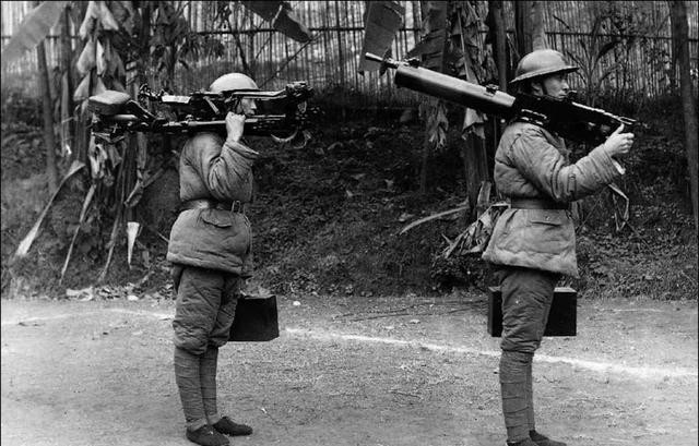 捷克式和歪把子这两把机枪曾是八路军连排战士的核心火力