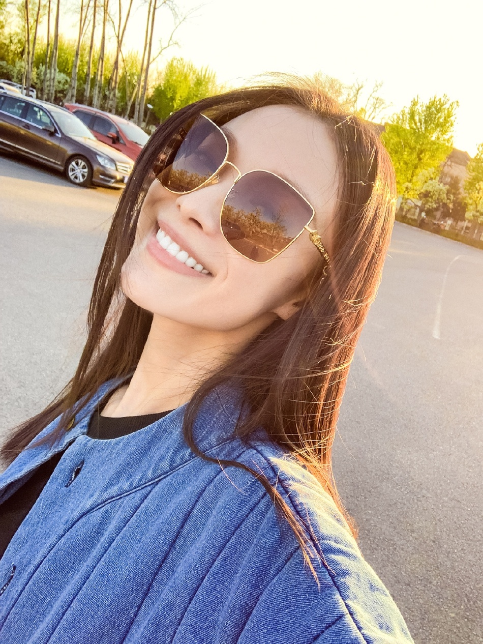 元气少女的精致自拍!倪妮戴墨镜出街享春日阳光