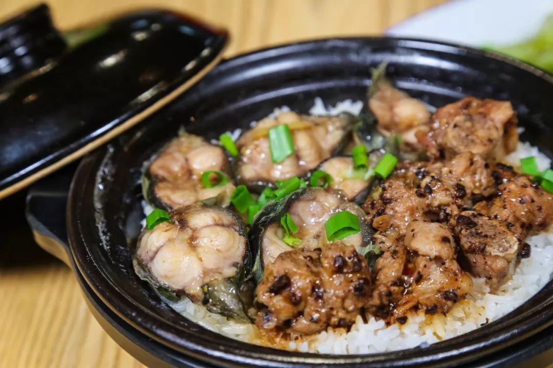 口感上嫩滑多汁,塘鲺切成小块之后也更易和米饭一起入口;香味和排骨很