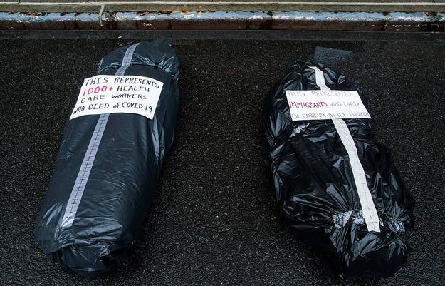 抗议者给特朗普送上的"礼物"有激进抗议者将裹尸袋放到特朗普集团旗