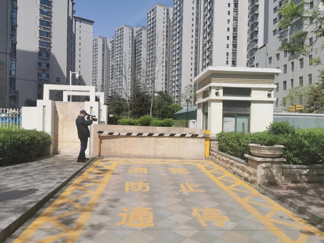 4采用封闭式管理的消防车通道出入口,是否落实在紧急情况下立即打开的