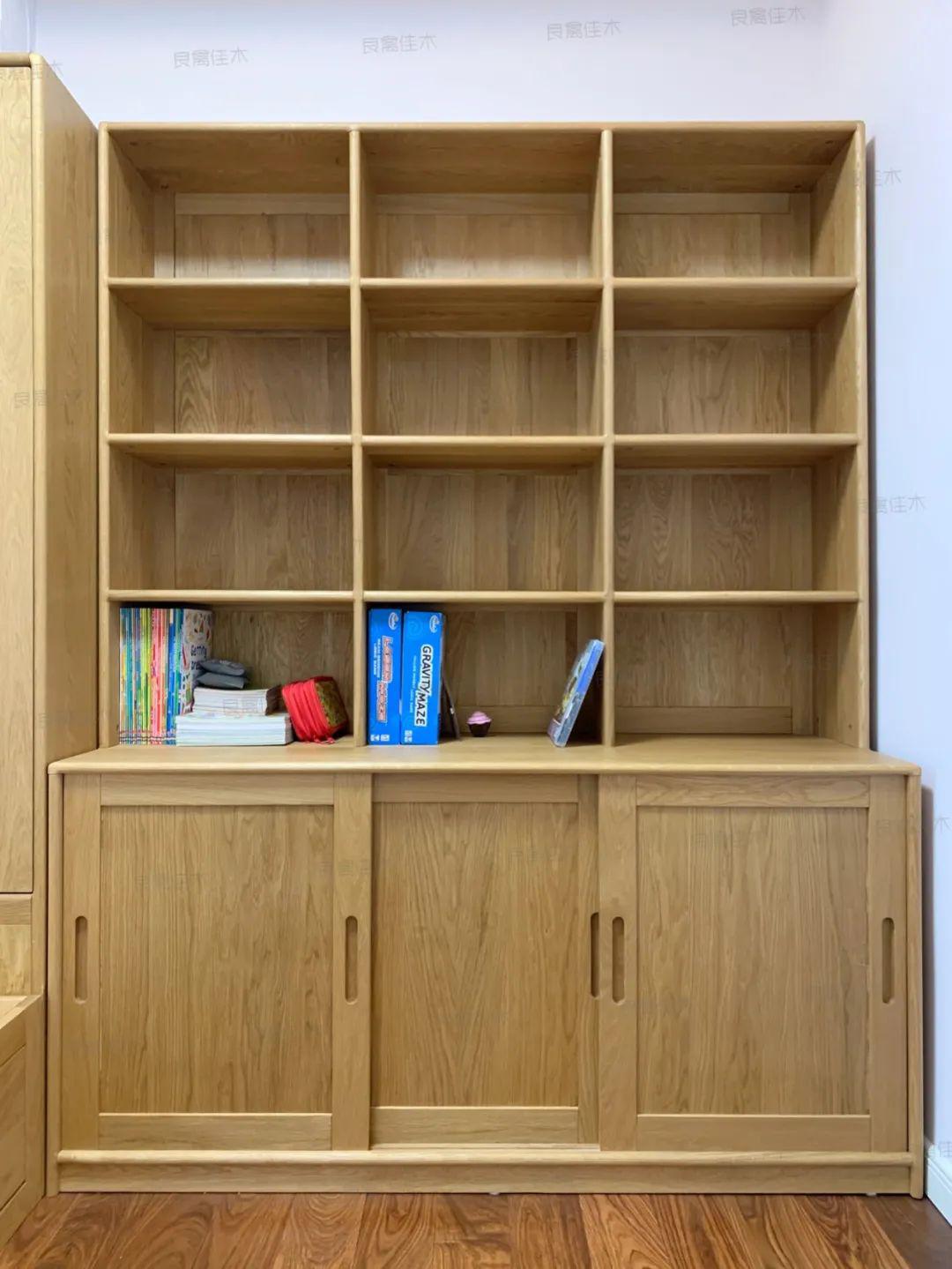 一面墙搞定就近收纳,客厅颜值全靠它_书柜