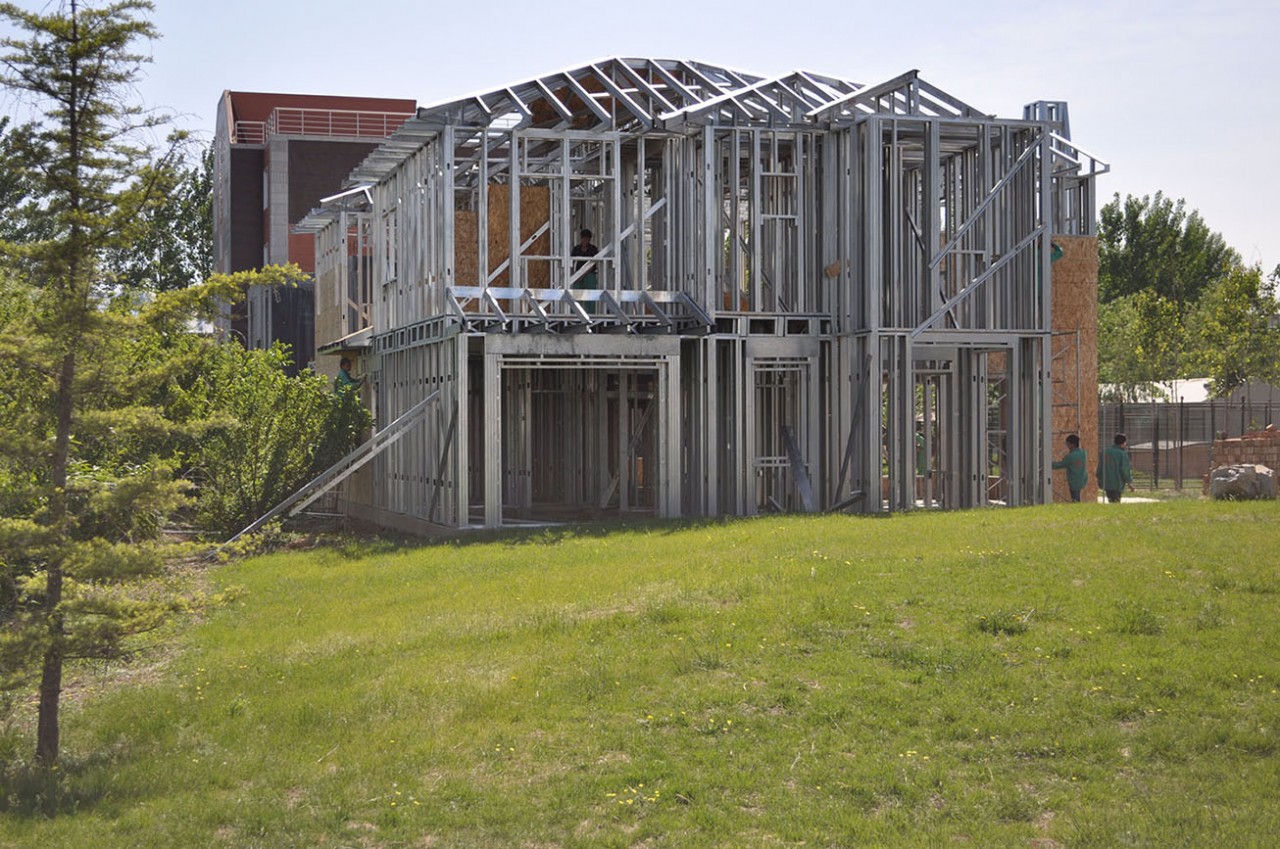 6,别墅雏形呈现5,二层轻钢龙骨搭建4,组装轻钢龙骨3,打地基2,按要求