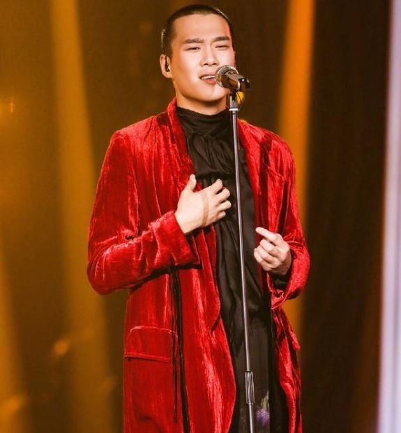 歌手硬汉歌手被围攻3女4男同时奇袭耿斯汉他却输给旅行团