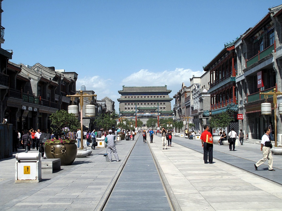 鲜鱼口,西边的西河沿,廊房头条,二条,三条,大栅栏,煤市街和"八大胡同"