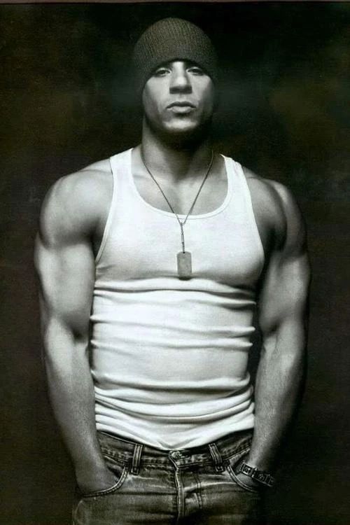 可其实范迪塞尔上学时期是瘦胳膊瘦腿的竹竿儿身材随着踏入影视行业在