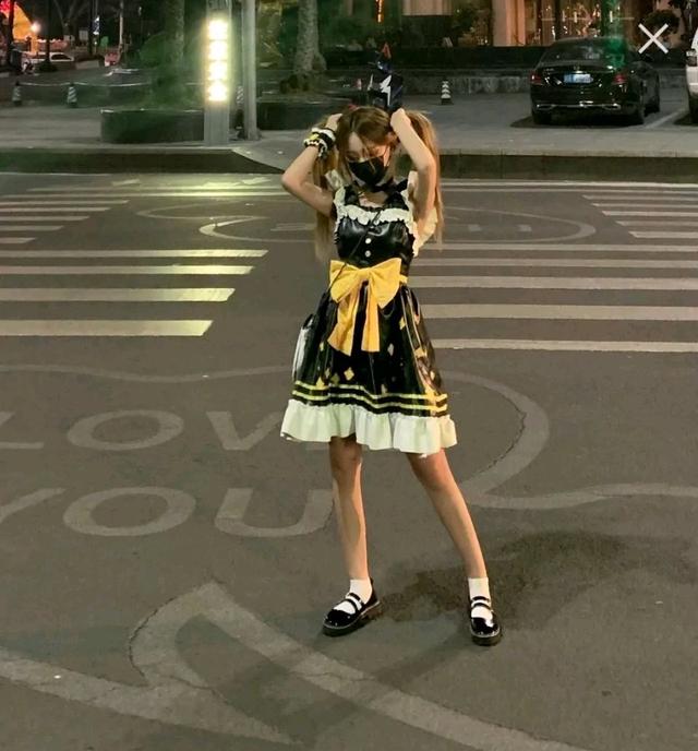 "吃鸡"妹子cos浪漫波比裙子,可惜手环戴反了,只能打99分!