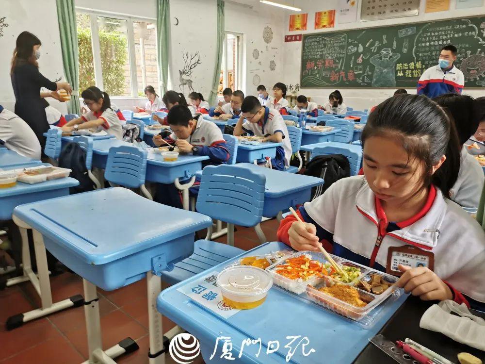 汀溪中学使用保温餐车 绿色环保保温餐车汀溪中学与其他学校不同的是