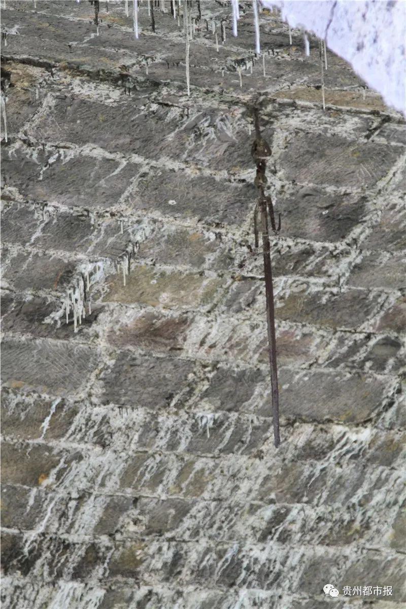 古代时,当建好一座石拱桥后,均会在桥下悬挂 " 斩龙剑 ",在贵州,乃至