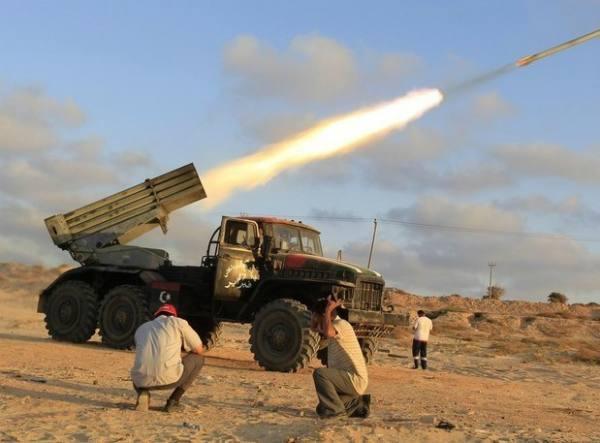 原创10多门火箭炮猛烈发射,叙军开火了,土:巴沙尔侵犯土军控制领地