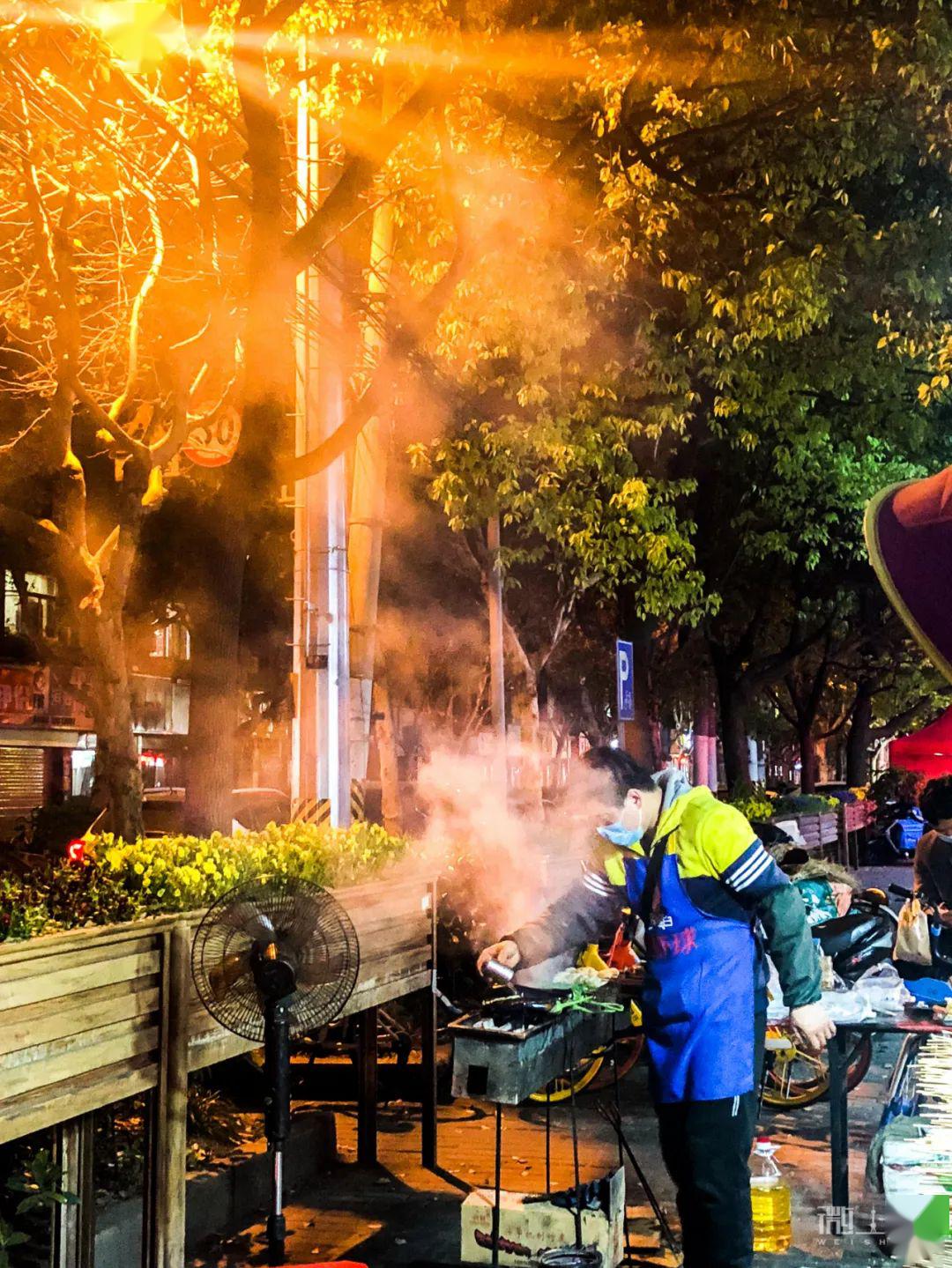 各种炒菜烧烤全都安排起来!路边还有些夜宵门店,都营业到很晚.