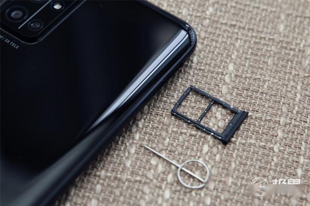 sim卡槽采用了双槽设计,荣耀30s支持5g双卡双待,同时支持新升级的智慧