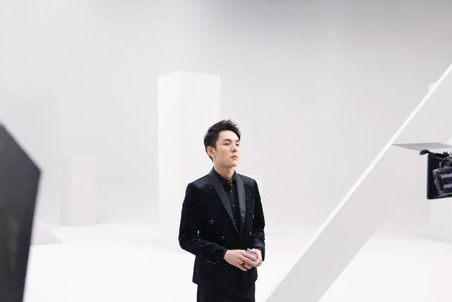 李佳琦抽烟被拍,网友纷纷力挺他:成年男性在室外抽烟有啥问题?