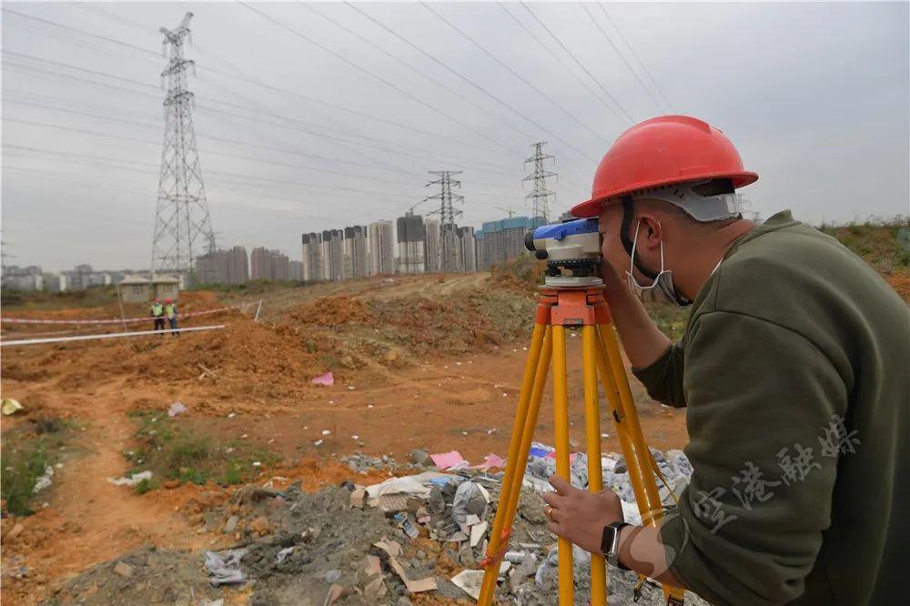 基站——长顺家具综合机房拆站补点工程项目也正在进行基坑测量挖掘