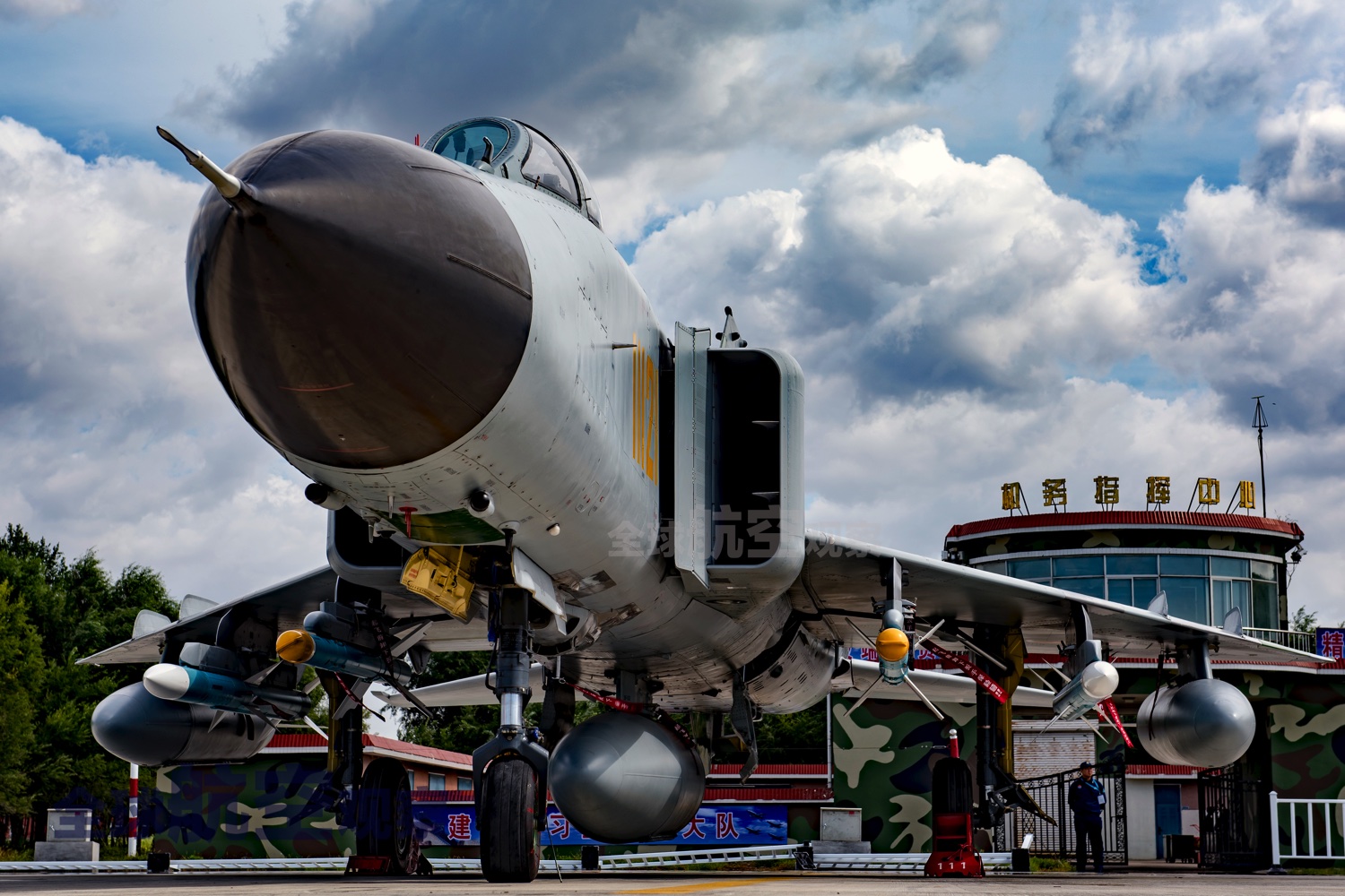 另外还有大量的改进型号,例如图片中的歼-8iiact技术验证机,号称机动