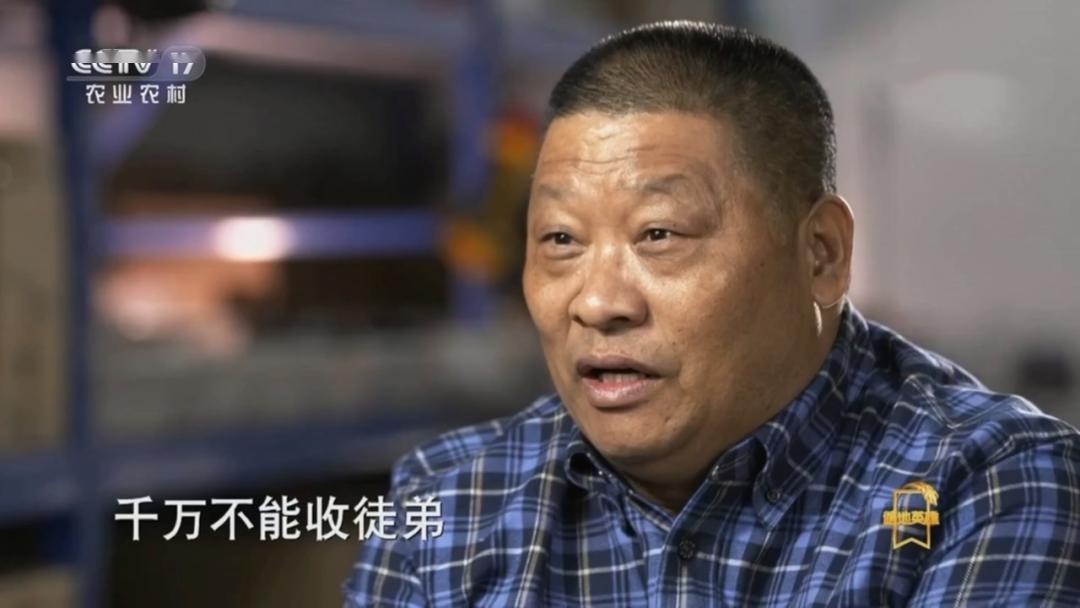 才智挣来的钱,父亲掂在手里很激动,说"以为在做梦",一边又告诉陈百万"