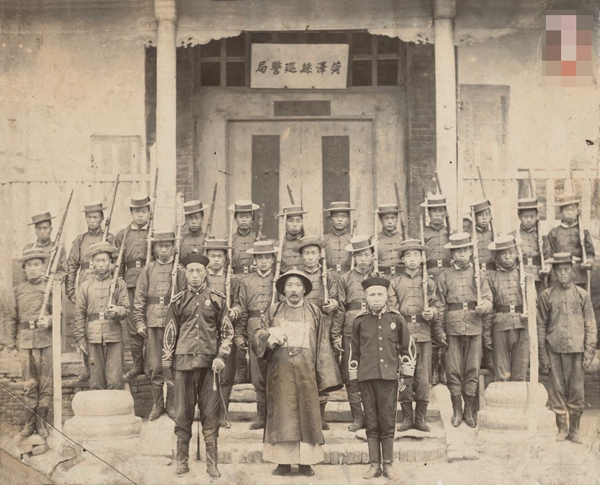 袁世凯阅兵 1911年10月,汉口,清军通过浮桥.