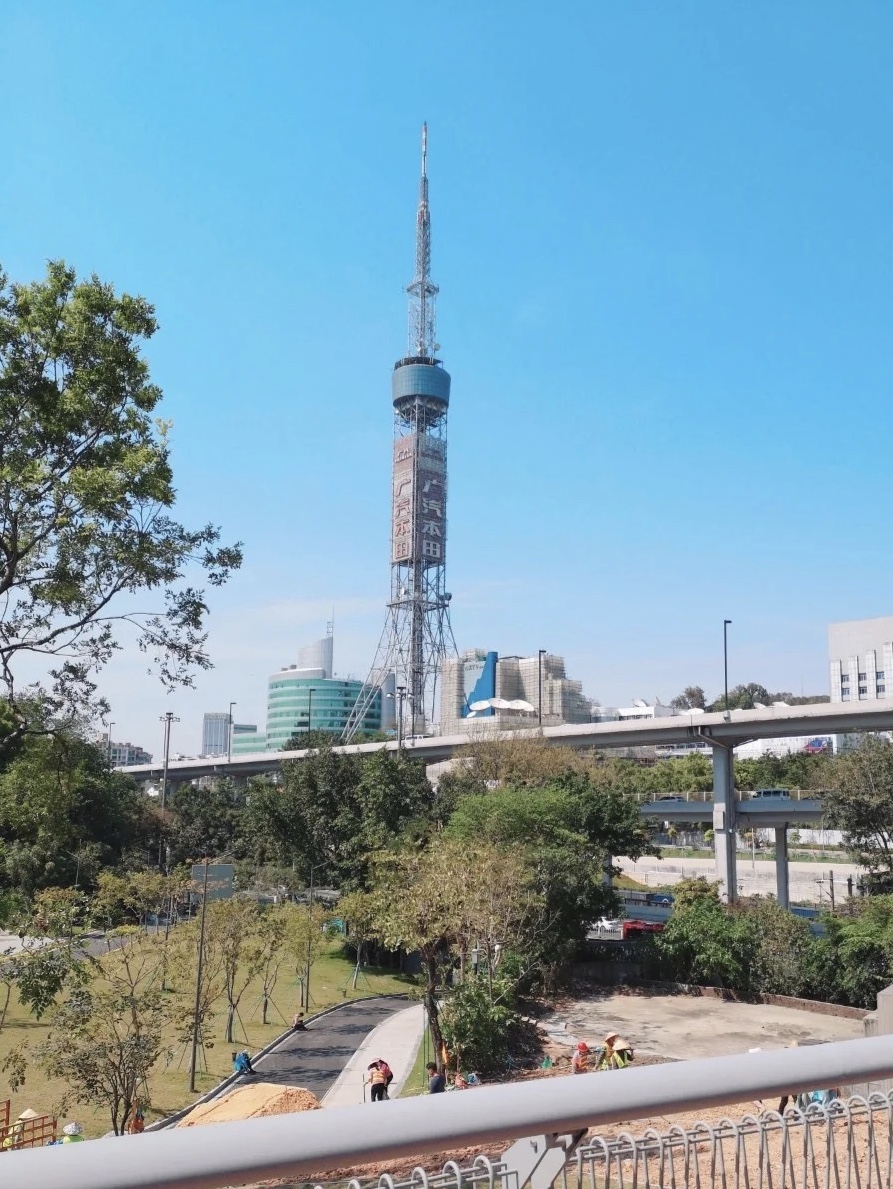 雕塑公園東門入口和越秀公園入口,而且麓湖公園至白雲山這個部分也