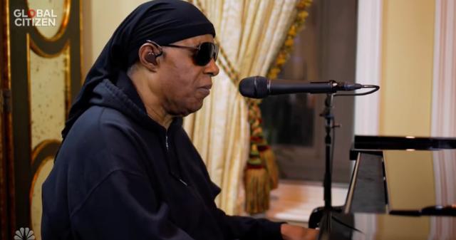 stevie wonder弹唱起灵魂乐大师,老友bill withers的名曲《lean on me