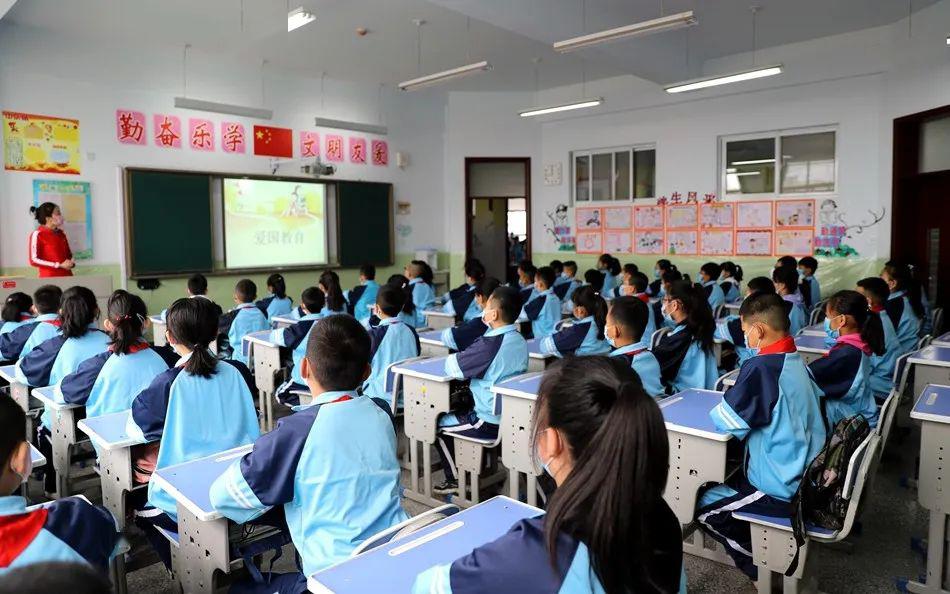 清水县各小学五六年级初中一二年级学生复学