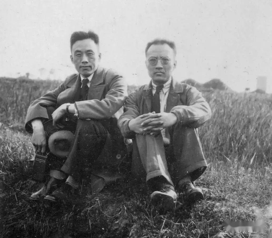 在宾夕法尼亚大学学生宿舍楼留影杨廷宝与父亲杨鹤汀1982年12月23日