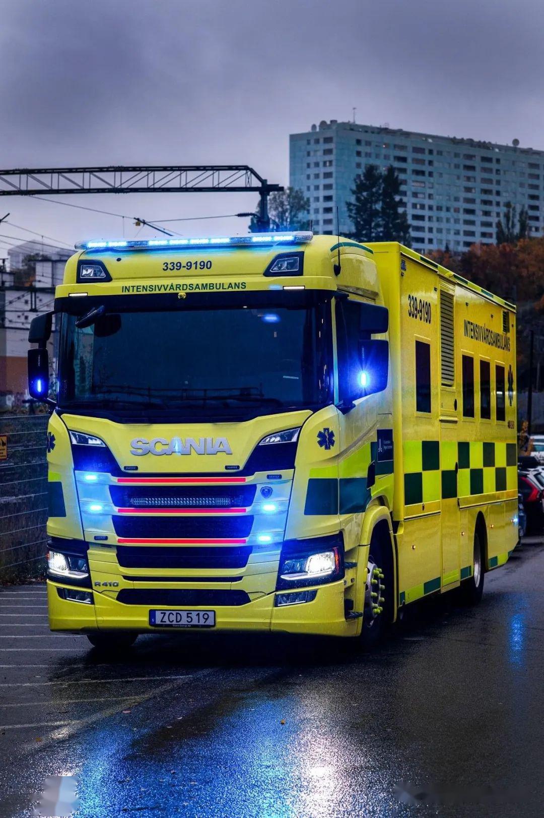 移动的重症监护室斯堪尼亚r410大型救护车在斯德哥尔摩投入使用
