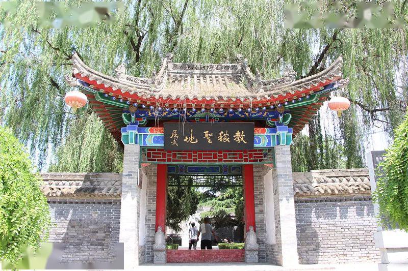 教稼平台2姜嫄墓位于武功镇南关小华山之巅,墓冢中高,两侧垂如翼,故称