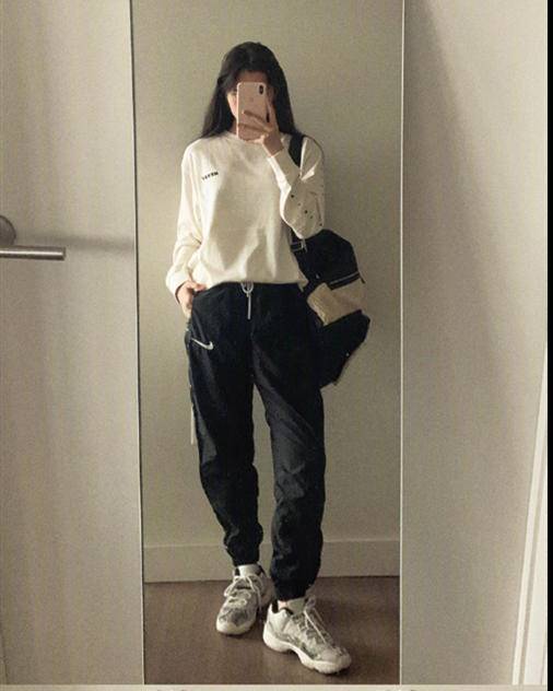 原创哪个女生不想活成欧阳娜娜学她宅在家就对镜自拍吧