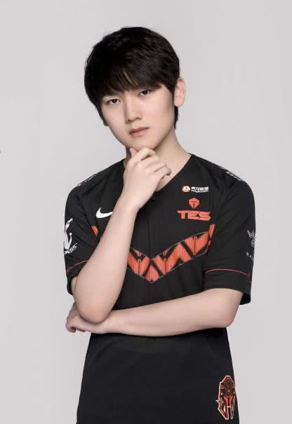 全华班已经不是rng的代名词而是tes阿水已经继承了uzi的衣钵