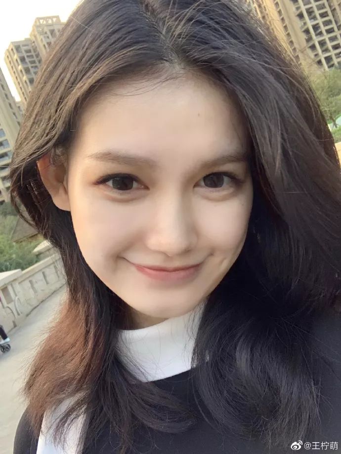 雪梨家网红模特曾因太美遭校园暴力,如今靠生图让网络喷子闭嘴!