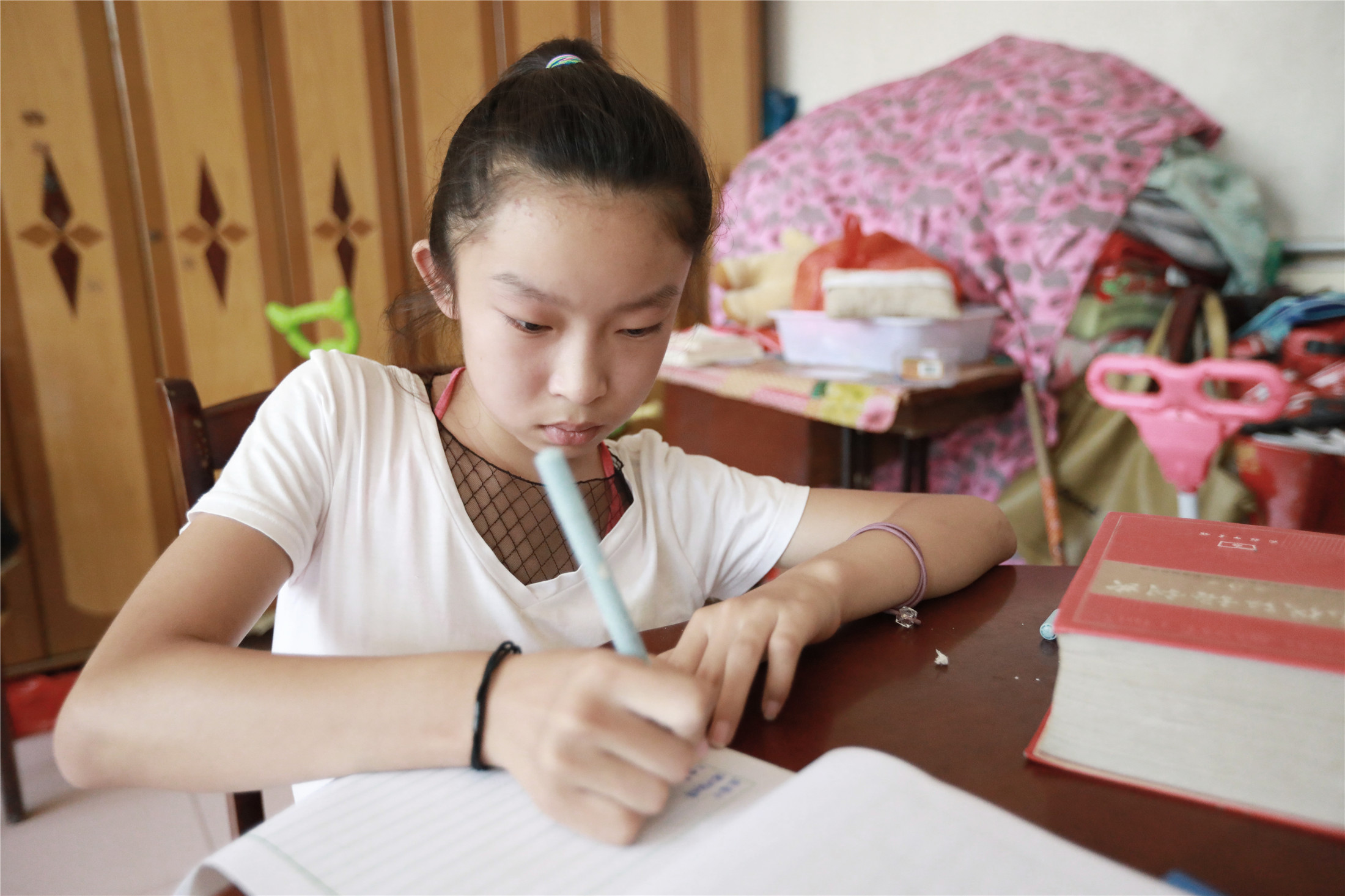 花季女孩先天脊柱裂,肋骨缺失 曾做手术致下肢截瘫_李依冉