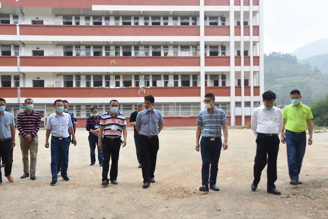 县政府副县长丁建铭带队到安溪五中检查初三复学准备工作