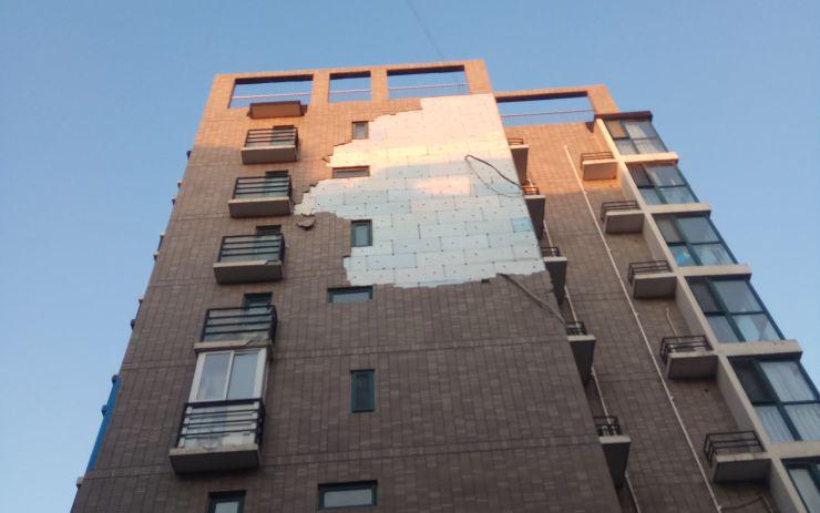 北京一小区外墙皮被风大片吹落 回应:无人受伤准备维修