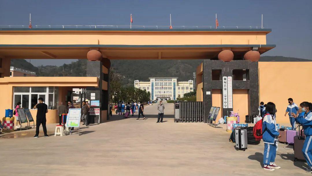 4月20日早上8:00,施甸二中各年级教师准时在校门口指定位置集中迎接