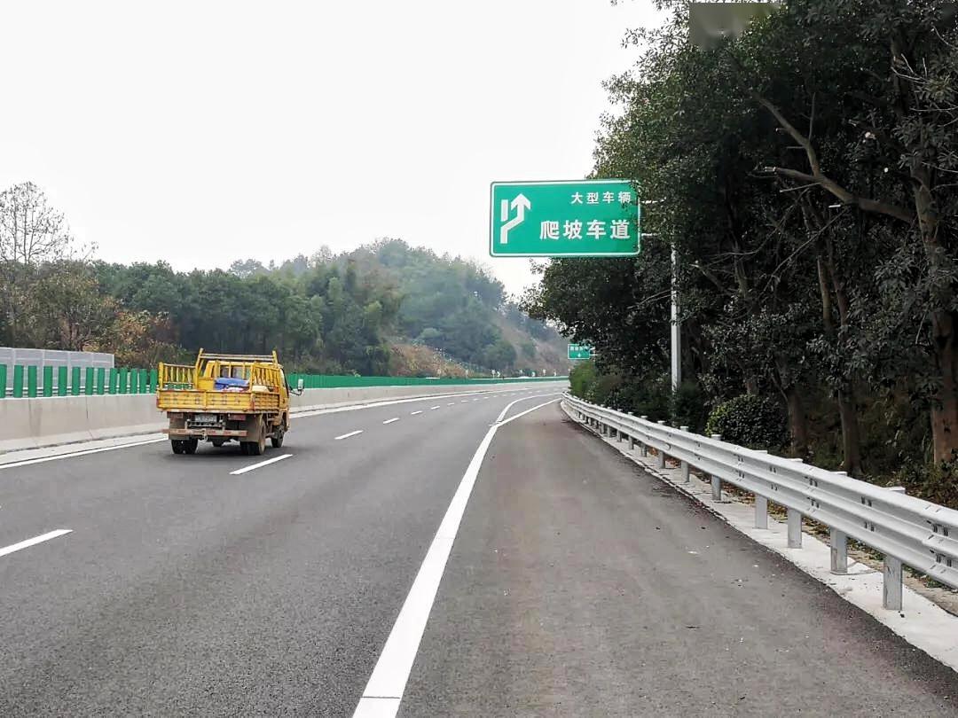 交管科科长吕绍军告诉记者,重载车辆通过k1269~k1271这一长上坡路段时