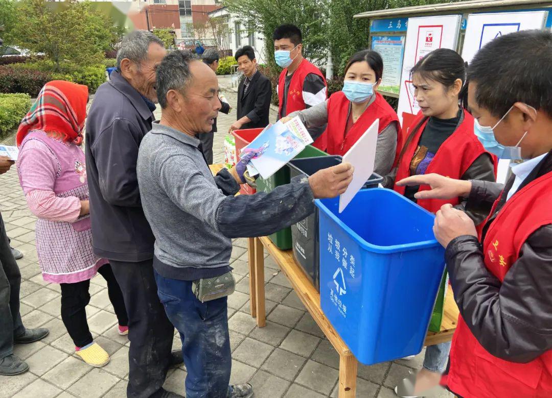 開展垃圾分類主題宣傳活動鎮環衛所黨支部聯合三馬村黨總支當天上午