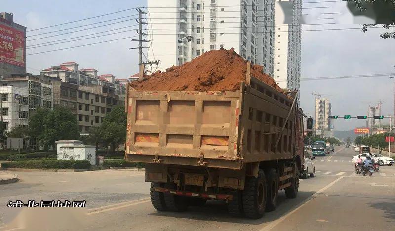 拉黃泥的大貨車裝載著如小山一般的黃泥,且未做防護措施