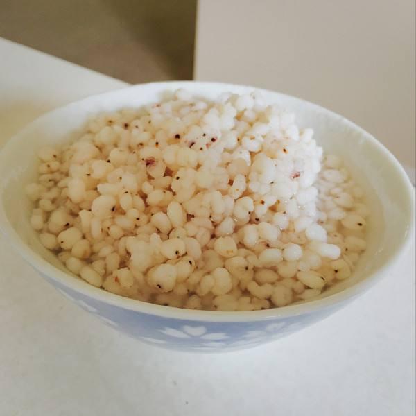 取大米(100克),小米(100克)分别洗净.