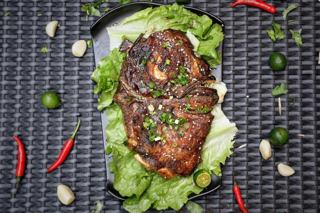 烤鸦片鱼头火枪喷射炙烤后的芝士奶香味,彻底让人缴械投降.